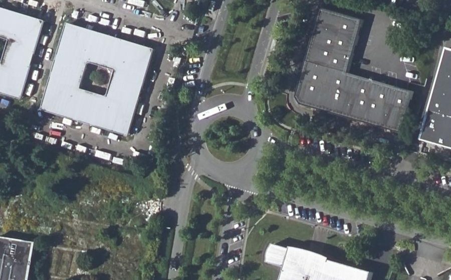 Vue aérienne du Rond-point anonyme n°184360578