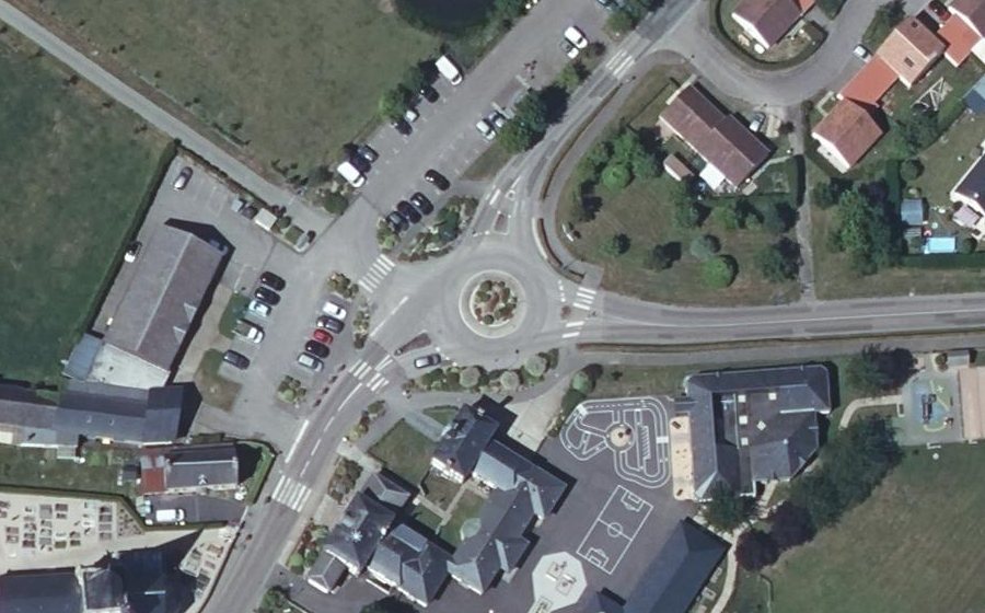 Vue aérienne du Rond-point anonyme n°184388210