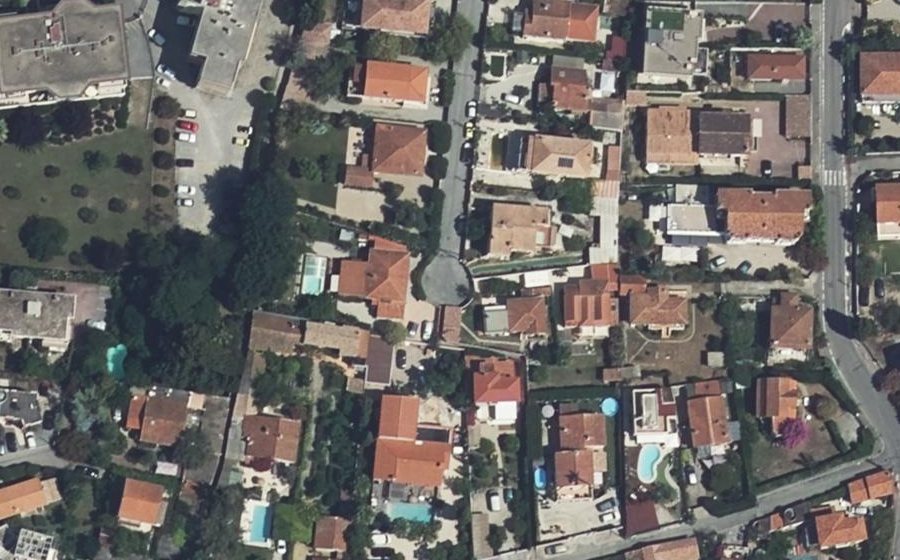 Vue aérienne du Rond-point anonyme n°184430160