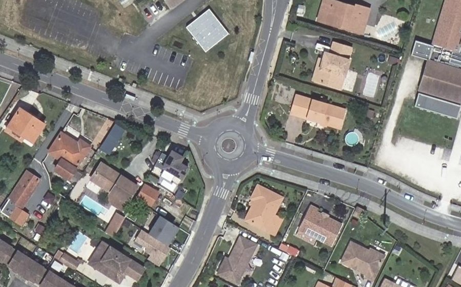 Vue aérienne du Rond-point anonyme n°184454101