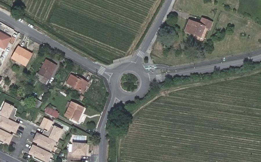 Vue aérienne du Rond-point anonyme n°184457246