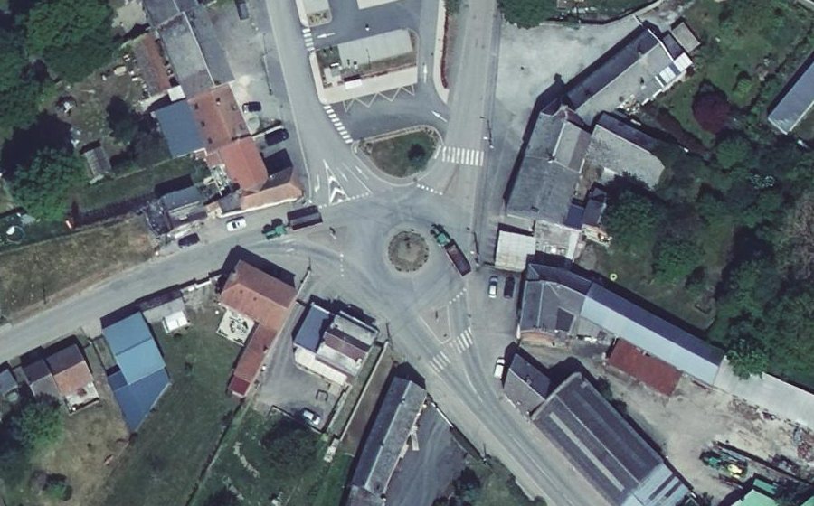 Vue aérienne du Rond-point anonyme n°184462442