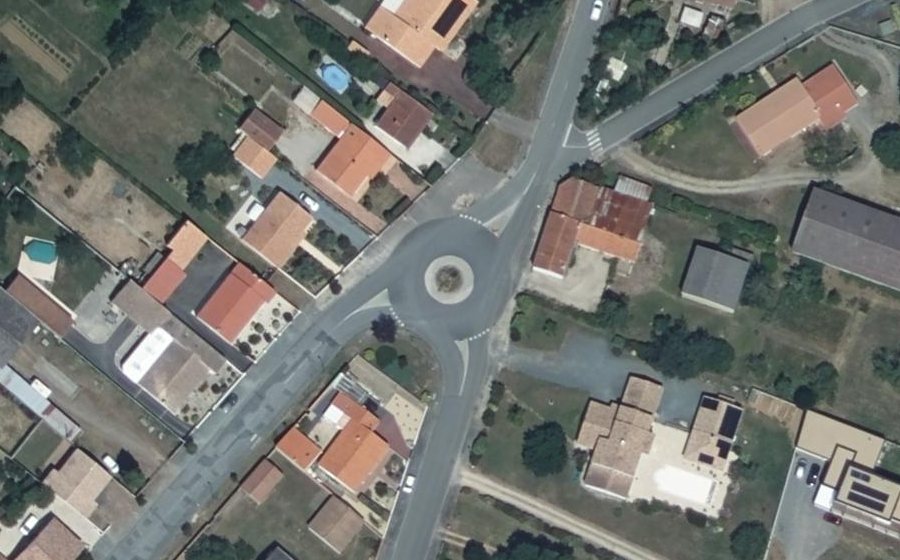 Vue aérienne du Rond-point anonyme n°184488259