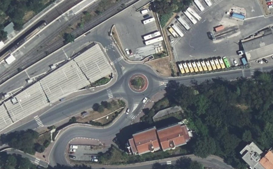 Vue aérienne du Rond-point anonyme n°184495101
