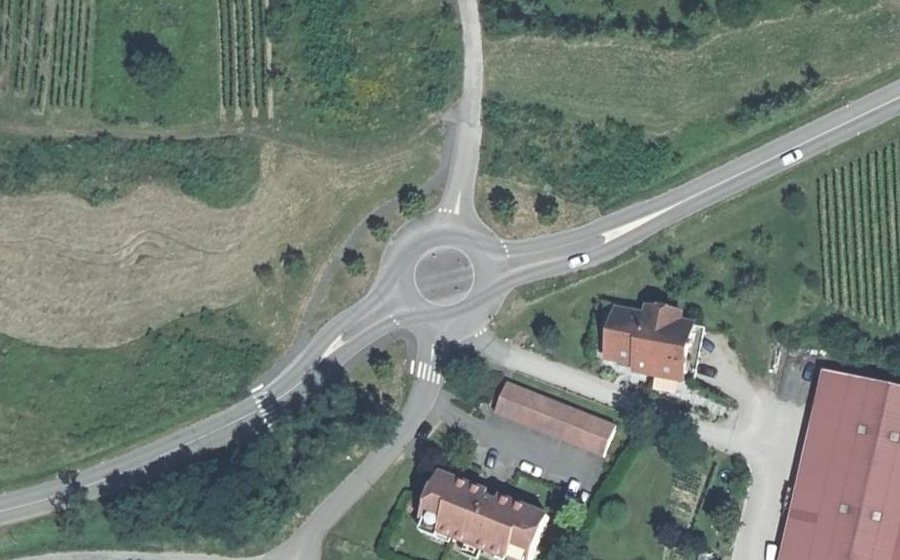 Vue aérienne du Rond-point anonyme n°184517270