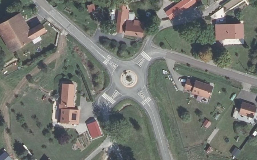Vue aérienne du Rond-point anonyme n°184542974