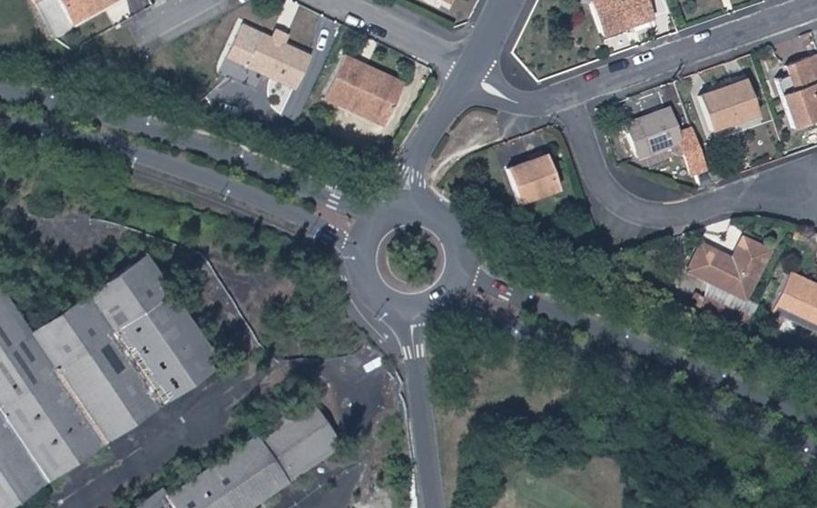 Vue aérienne du Rond-point anonyme n°184551720