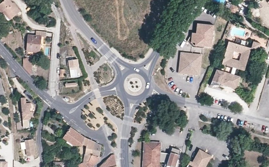 Vue aérienne du Rond-point anonyme n°184552221