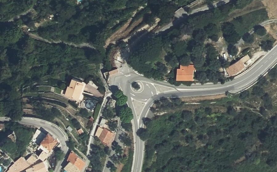 Vue aérienne du Rond-point anonyme n°184555602