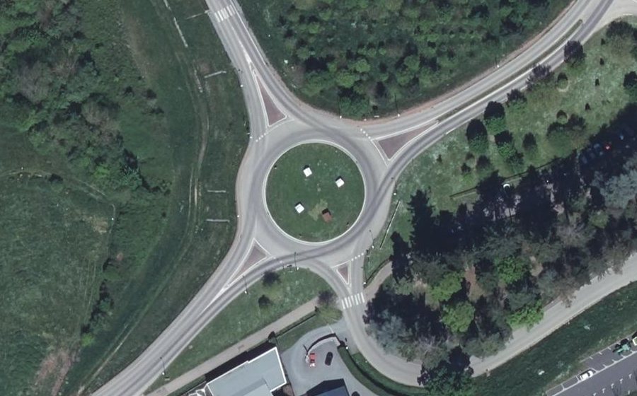 Vue aérienne du Rond-point anonyme n°184562798
