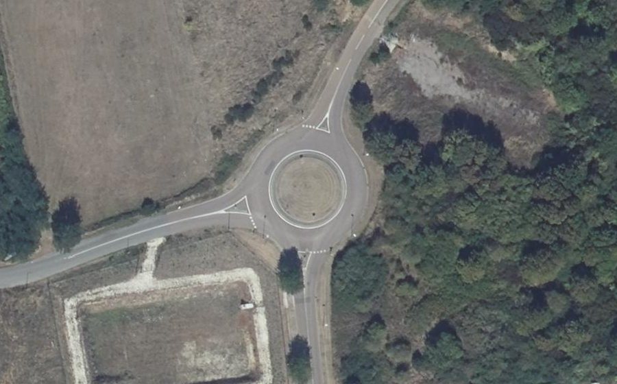 Vue aérienne du Rond-point anonyme n°184567977