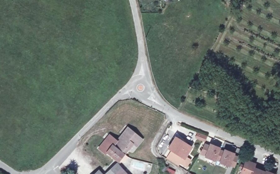 Vue aérienne du Rond-point anonyme n°184592687