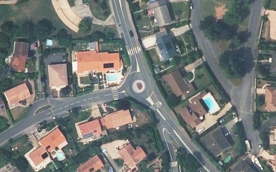Vue aérienne du Rond-point anonyme n°184610669