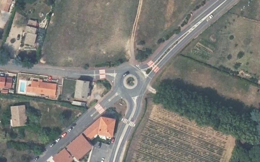 Vue aérienne du Rond-point anonyme n°184611627
