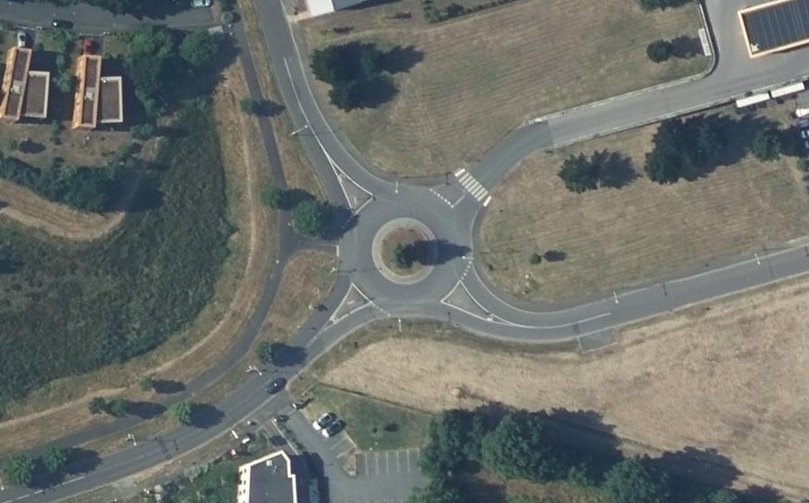 Vue aérienne du Rond-point anonyme n°184641124
