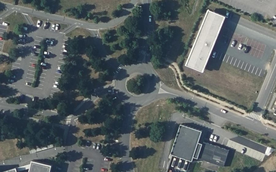 Vue aérienne du Rond-point anonyme n°184641144