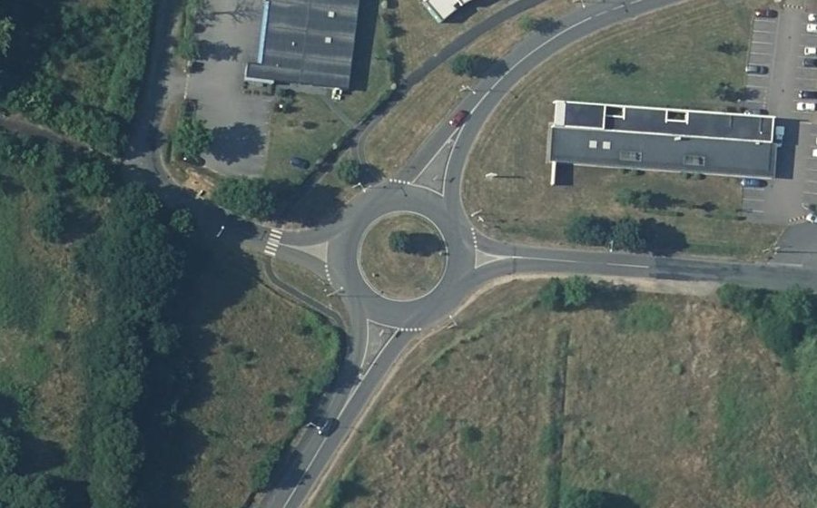 Vue aérienne du Rond-point anonyme n°184641161