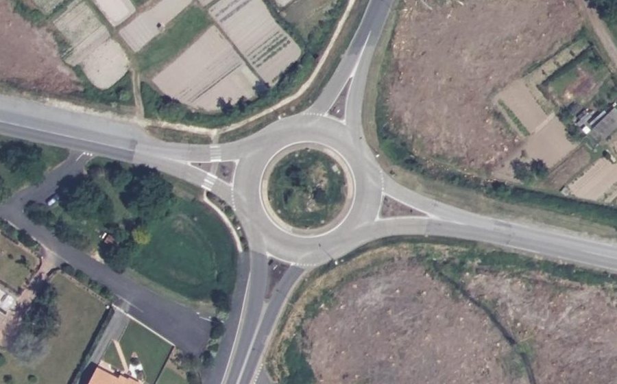 Vue aérienne du Rond-point anonyme n°184650988