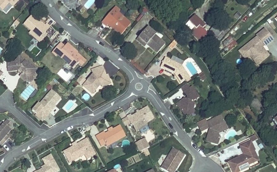 Vue aérienne du Rond-point anonyme n°184672197