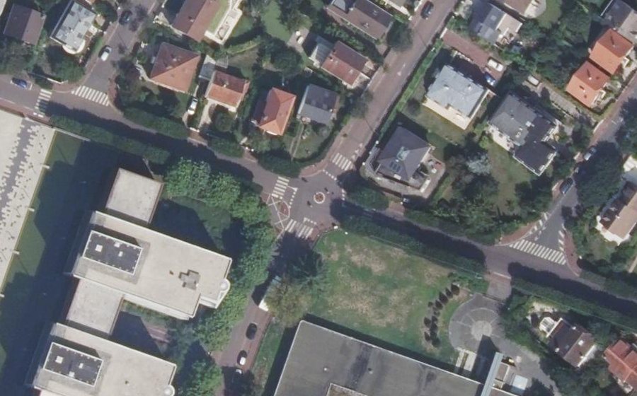 Vue aérienne du Rond-point anonyme n°184686021