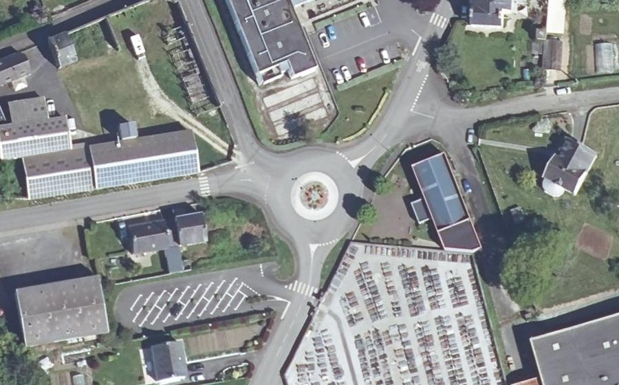 Vue aérienne du Rond-point anonyme n°184688218