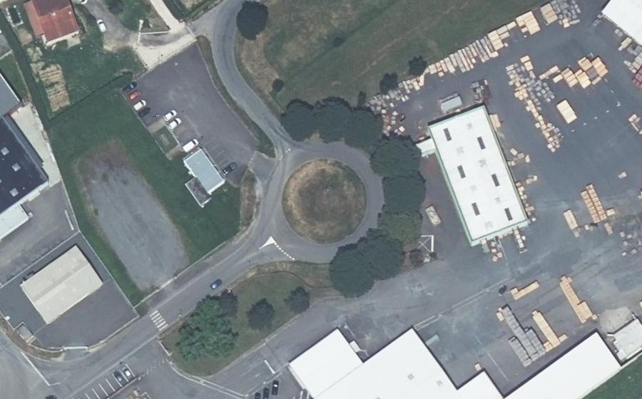 Vue aérienne du Rond-point anonyme n°184724740