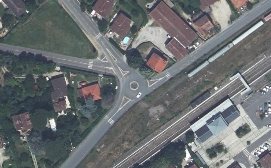 Vue aérienne du Rond-point anonyme n°184725290