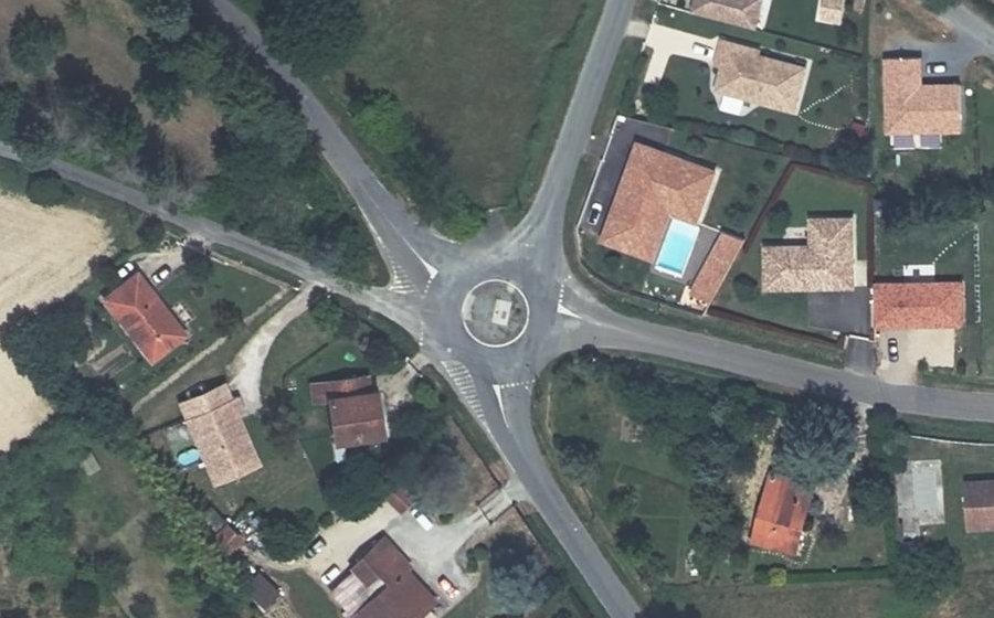 Vue aérienne du Rond-point anonyme n°184725292