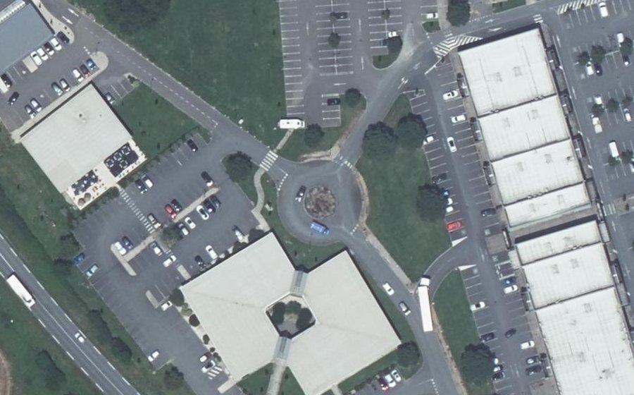 Vue aérienne du Rond-point anonyme n°184726150