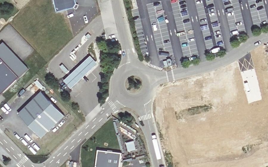 Vue aérienne du Rond-point anonyme n°184726634