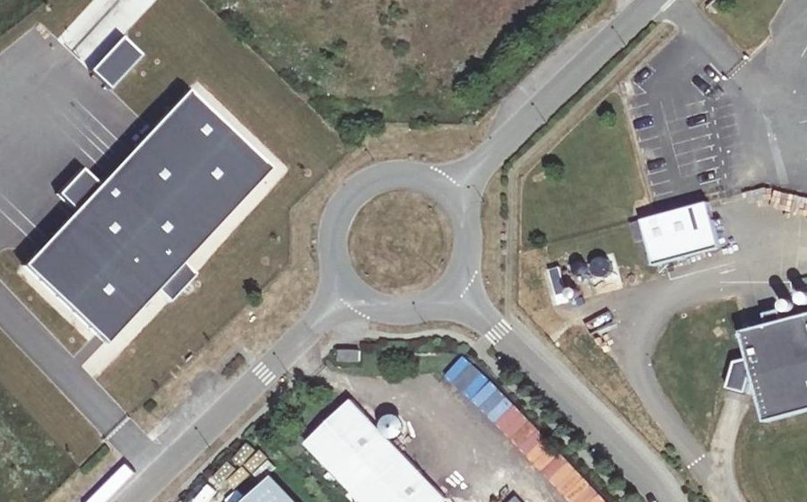 Vue aérienne du Rond-point anonyme n°184726638