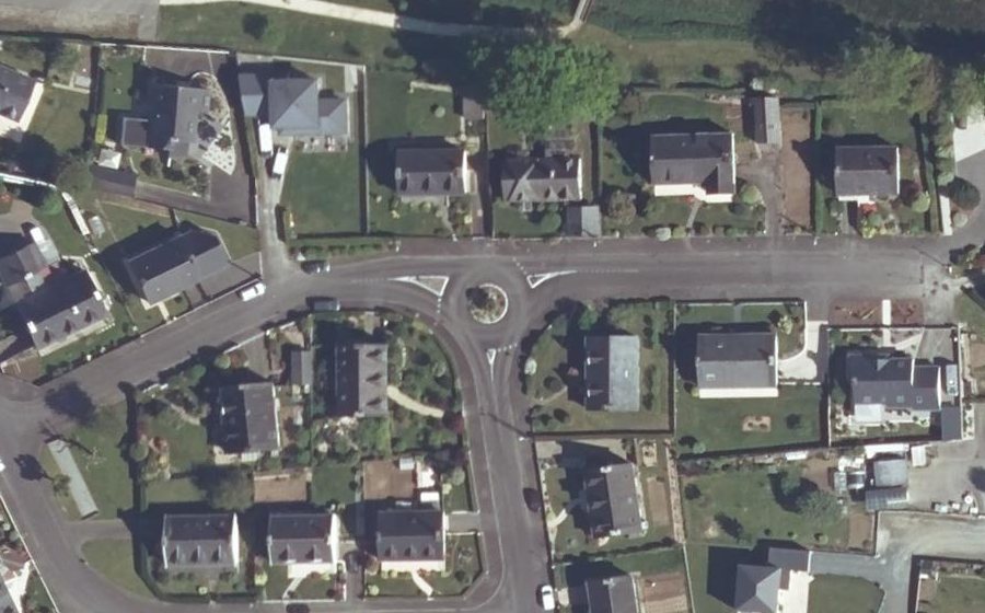 Vue aérienne du Rond-point anonyme n°184736609