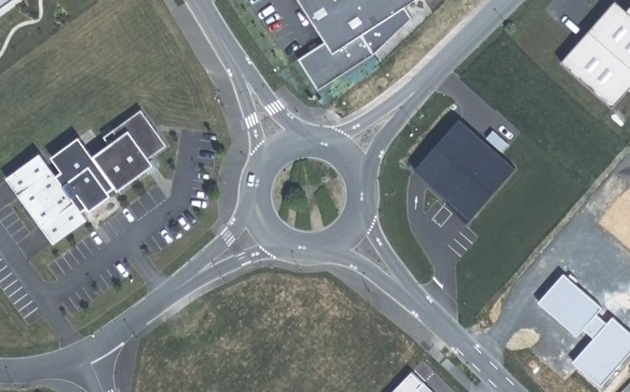 Vue aérienne du Rond-point anonyme n°184765733