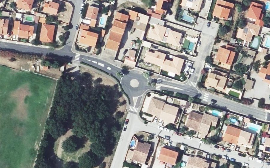 Vue aérienne du Rond-point anonyme n°184796549