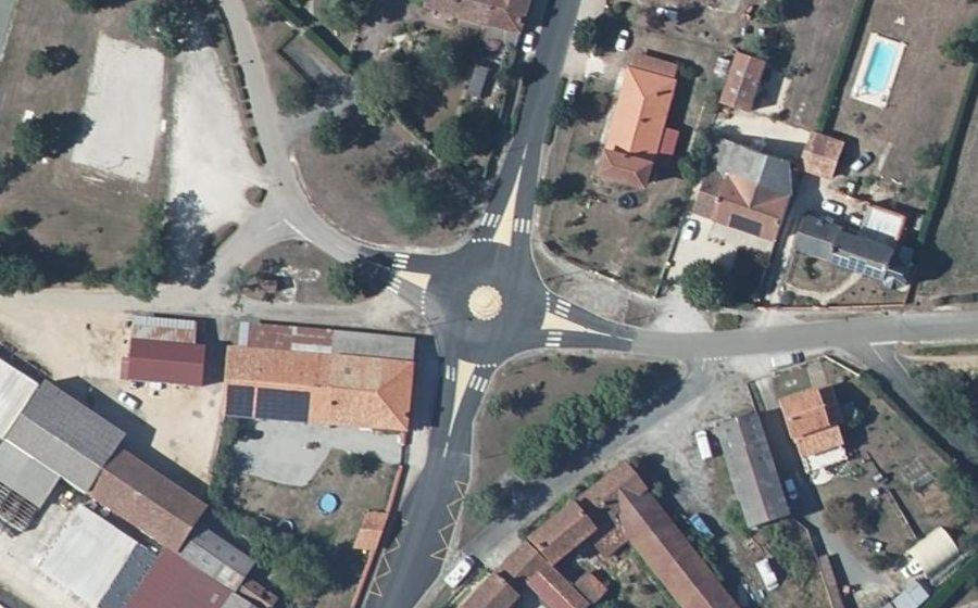 Vue aérienne du Rond-point anonyme n°184824685