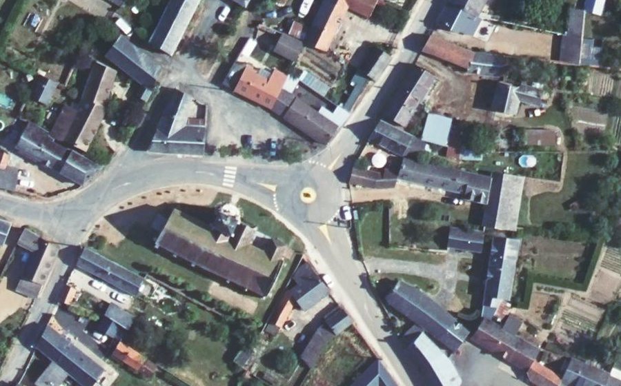Vue aérienne du Rond-point anonyme n°184837964