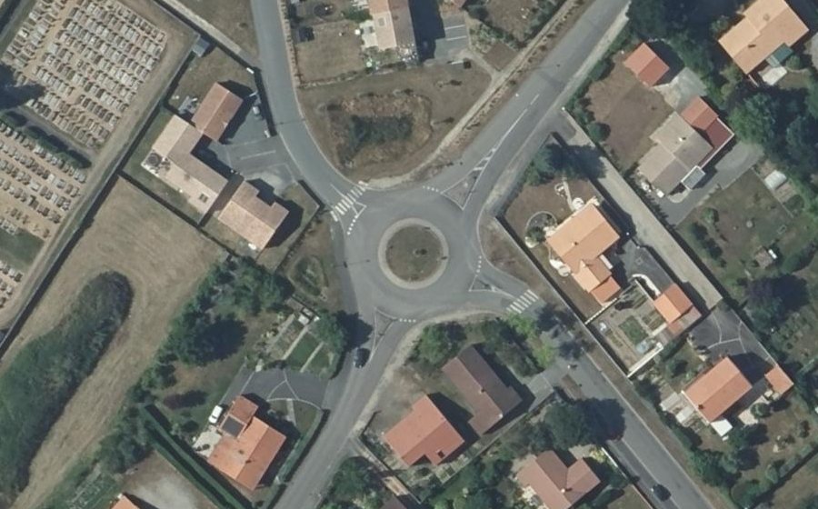 Vue aérienne du Rond-point anonyme n°184868387