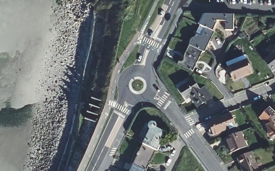 Vue aérienne du Rond-point anonyme n°184872221