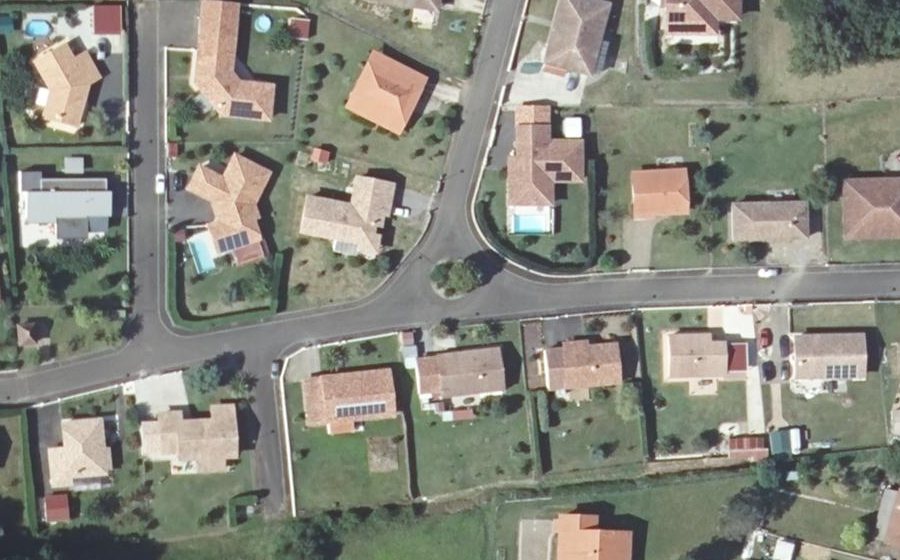 Vue aérienne du Rond-point anonyme n°184881717