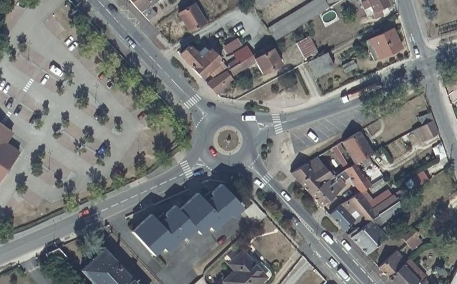 Vue aérienne du Rond-point anonyme n°18493989