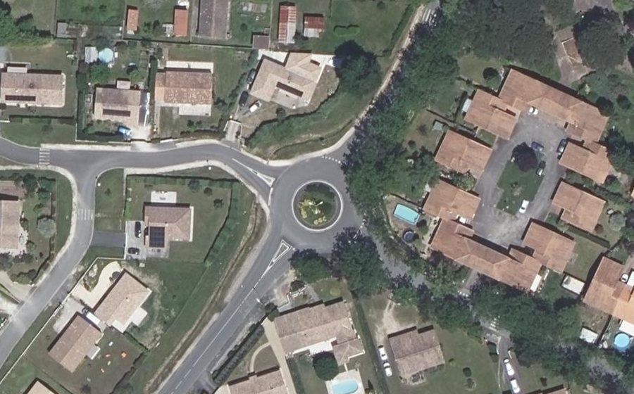 Vue aérienne du Rond-point anonyme n°184940815