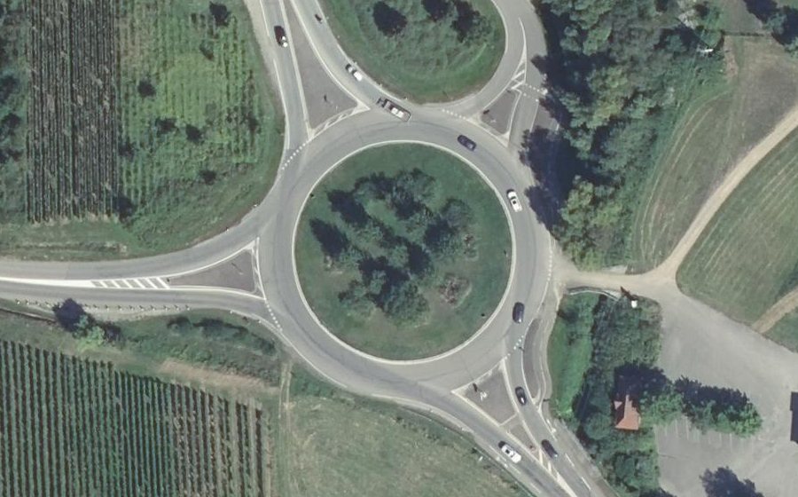 Vue aérienne du Rond-point anonyme n°18495056