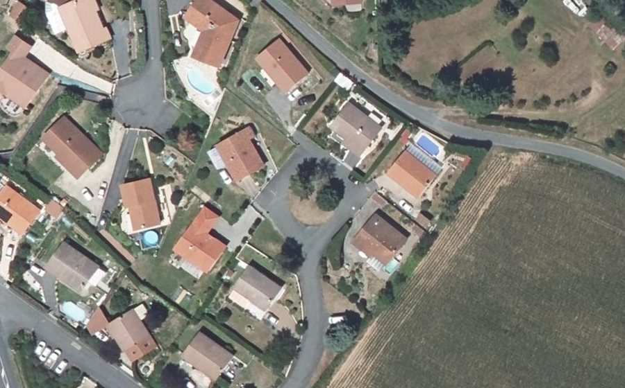 Vue aérienne du Rond-point anonyme n°184956716