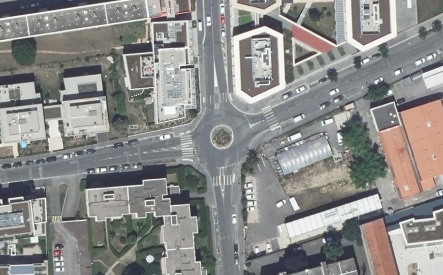 Vue aérienne du Rond-point anonyme n°18498611