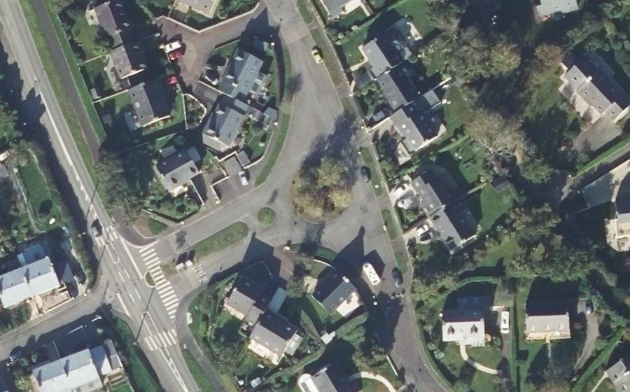 Vue aérienne du Rond-point anonyme n°18501243