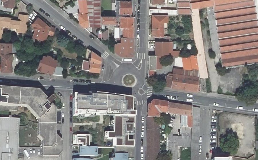 Vue aérienne du Rond-point anonyme n°18502697
