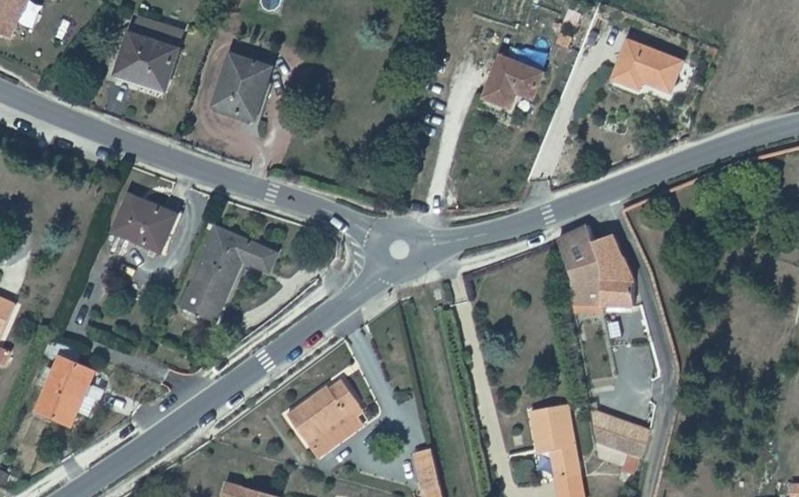 Vue aérienne du Rond-point anonyme n°185081572