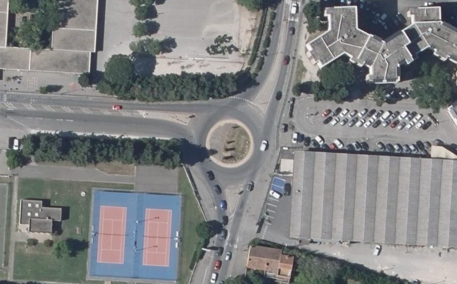 Vue aérienne du Rond-point anonyme n°185106366