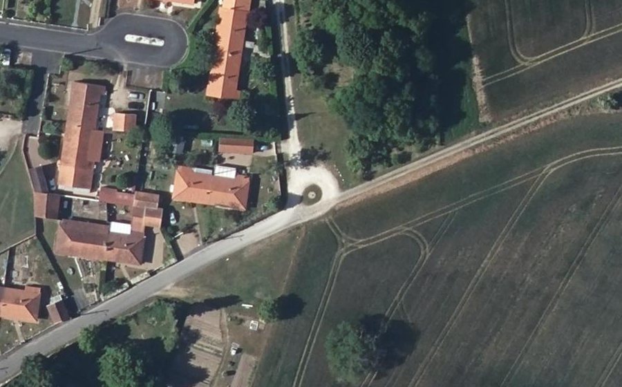 Vue aérienne du Rond-point anonyme n°185128849