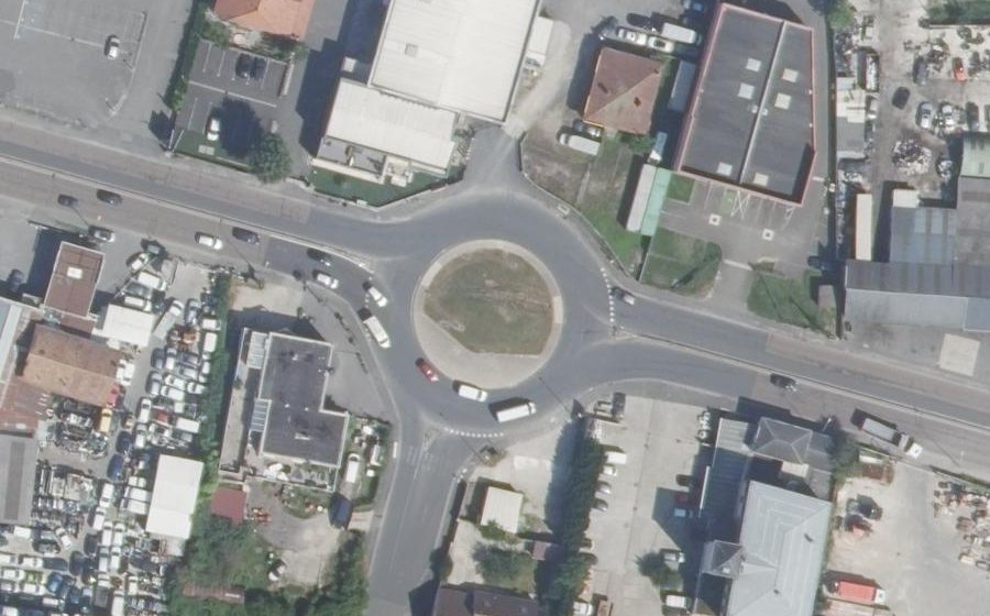 Vue aérienne du Rond-point anonyme n°185132430